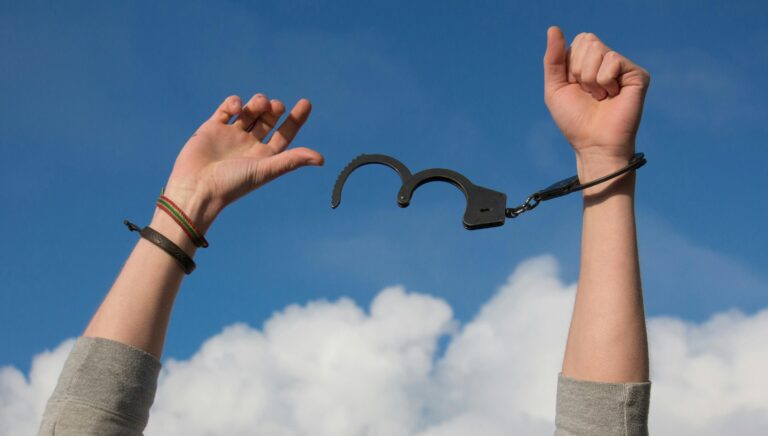 no handcuffs here - achieve freedom by starting an online business
