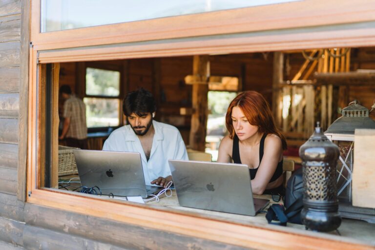 Its Sophie Biggerstaff - How To Build An Online Business Whilst Travelling The World As A Digital Nomad